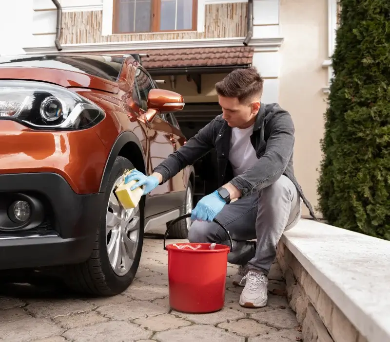 Lavage auto à domicile Dompierre-les-Ormes : professionnel intervenant sur un véhicule